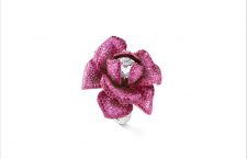 Anello con petali ricoperti di zaffiri rosa e un diamante da 2 carati all'interno