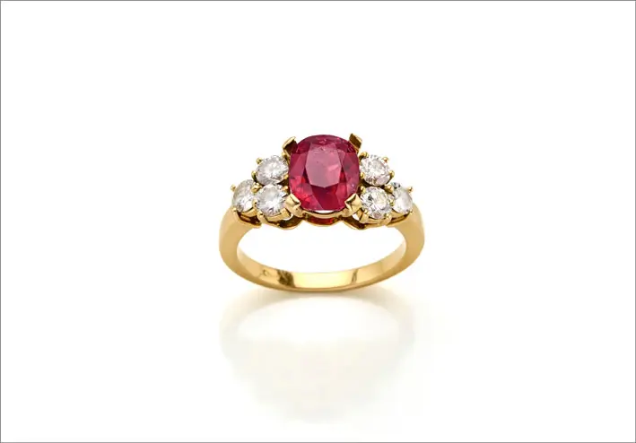 Anello con rubino birmano da 4,98 carati e diamanti