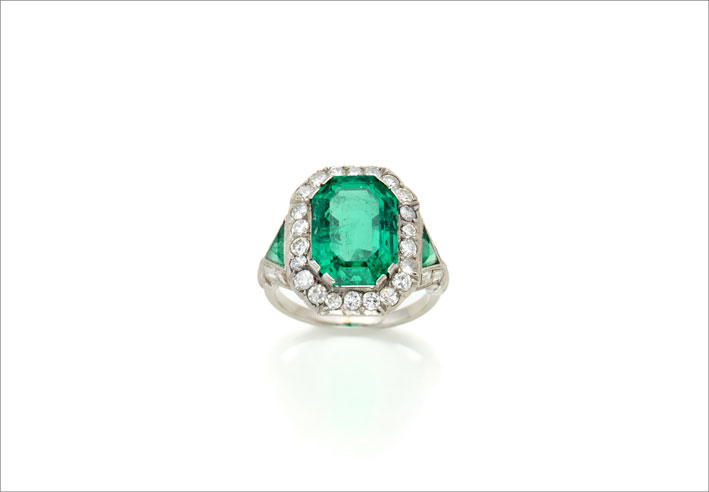 Anello in platino e diamanti con smeraldo ottagonale di 5,20 carati