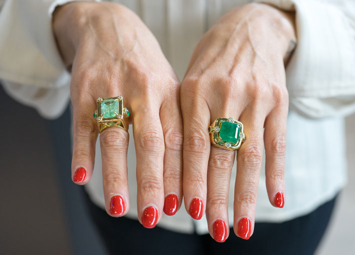 Due anelli di Denise Cassou con due grandi smeraldi dalla tonalità completamente diversa
