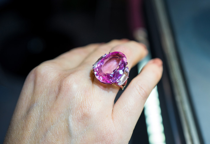 Anello con zaffiro rosa di 15 carati e diamanti. Copyright: gioiellis.com
