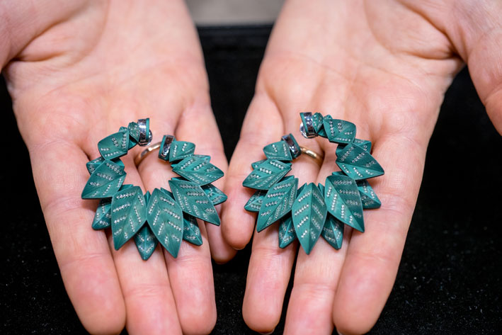 Orecchini foglie in alluminio e diamanti. Copyright: gioiellis.com
