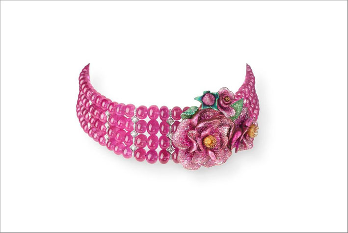 Girocollo della collezione Red Carpet con perle di zaffiri rosa e motivo floreale, che si stacca e diventa una spilla