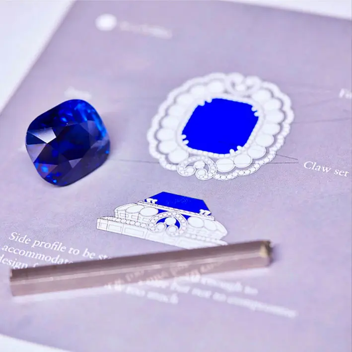 Il disegno della spilla con zaffiro di 118,88 carati e diamanti