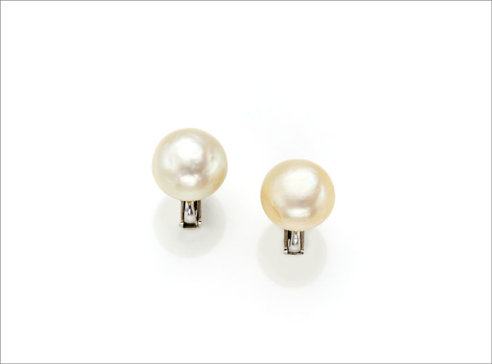 Orecchini in oro bianco con due grandi perle naturali d'acqua salata. Courtesy Il Ponte Casa d'Aste