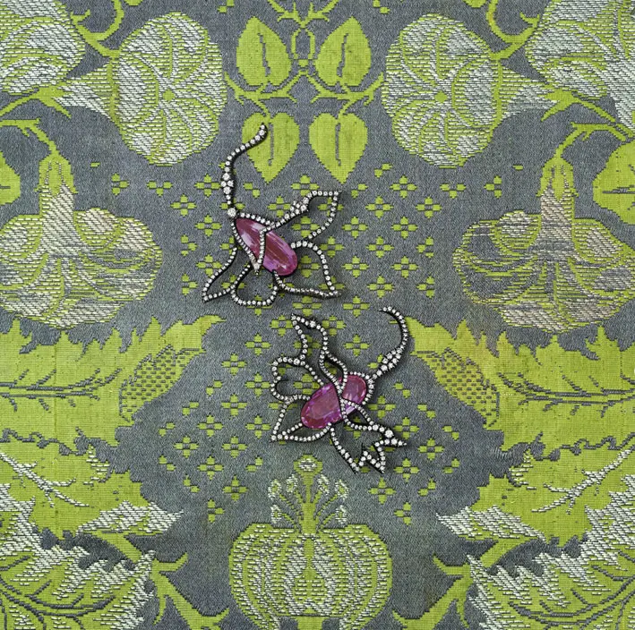 Orecchini di Jar, 1989. Topazi rosa taglio pera, diamanti, oro, argento 
