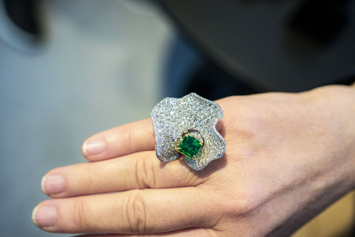 Die neun Edelsteine von Saurabh Bhola 3 Saurabh Bhola, anello con diamanti e smeraldo. Copyright: gioiellis.com