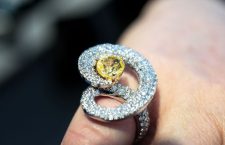 Anello con zaffiro giallo e diamanti. Copyright: gioiellis.com