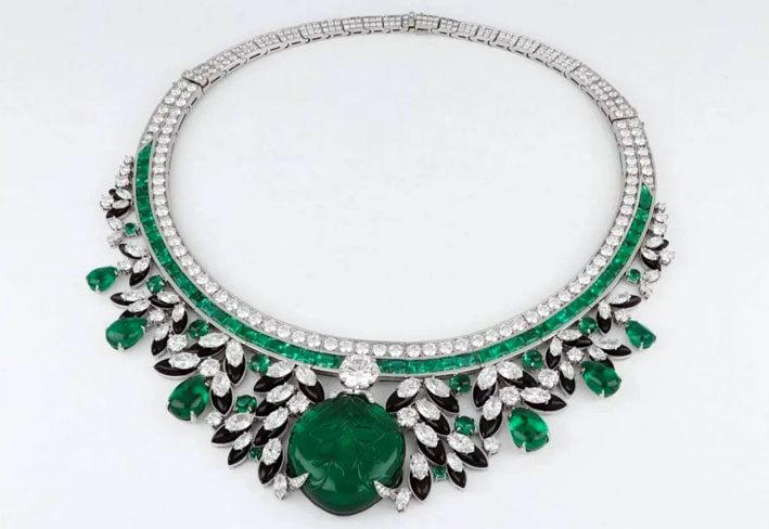 La tiara è anche un gioiello trasformabile, che può diventare una collana