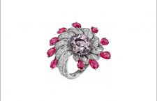 Amodea, anello in platino con diamanti, rubini e spinello viola
