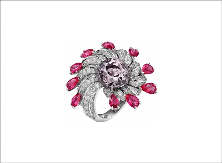 Amodea, anello in platino con diamanti, rubini e spinello viola
