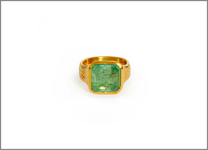 Anello in oro 18 carati con smeraldo inciso