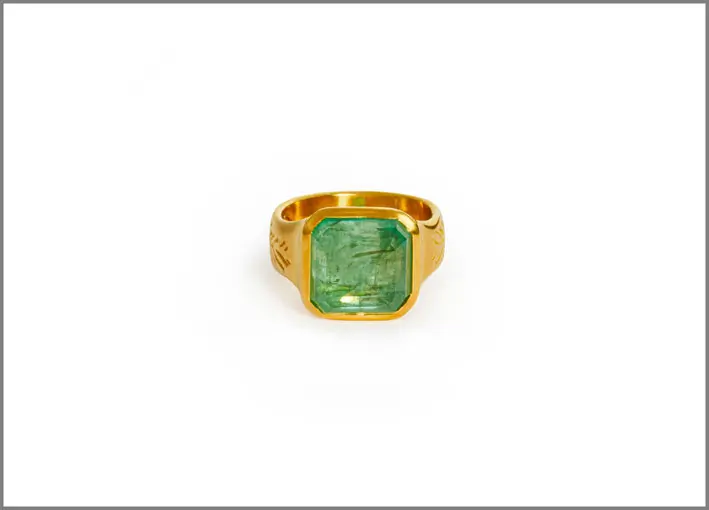 Anello in oro 18 carati con smeraldo inciso