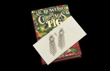 Orecchini di Graff, copia di The Christmas Pig autografato e lettera di J.K. Rowling