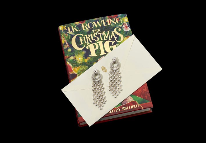 Orecchini di Graff, copia di The Christmas Pig autografato e lettera di J.K. Rowling