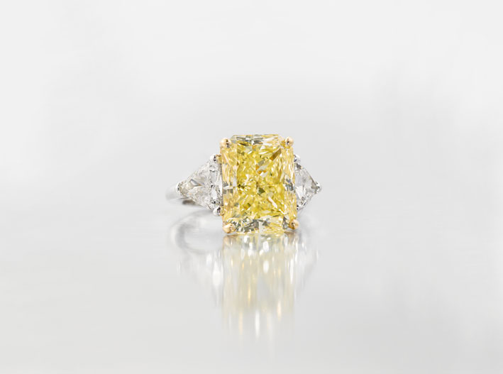 Anello con diamante fancy intense yellow di 12,56 carati