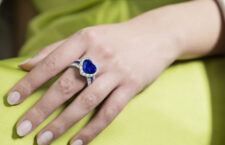 Anello con zaffiro dello Sri Lanka taglio a cuore di 6,71 carati, diamanti
