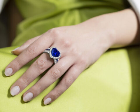 Anello con zaffiro dello Sri Lanka taglio a cuore di 6,71 carati, diamanti