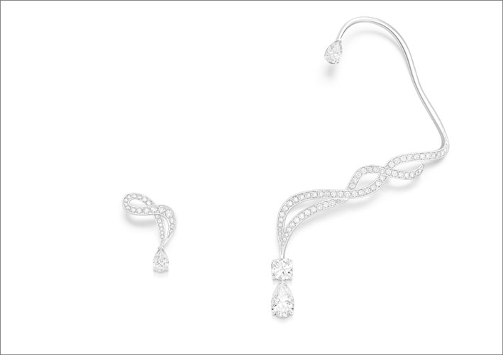 Voluptuous Ribbon earrings. White gold earrings set with 1 pear-shaped diamond (FWS2 - approx. 1.03 cts), 1 cushioncut diamond (FWS1 - approx. 0.72 et), pear-shaped diamonds and brilliant-cut diamonds