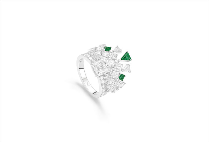 Precious Adornment ring. White gold ring set with 1 emerald-cut diamond (FVY_Sl - approx. 1.50 cts), squarecut diamonds, triangle-cut diamonds, square-cut emeralds triangle-cut emerald and brillia~tcut diamonds 