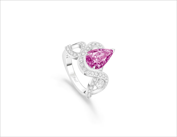 Voluptuous Ribbon ring. White gold ring Set with 1 pear-shaped pink sapphire (Madagascar - approx. 3.86 cts) and brilliant-cut diamonds