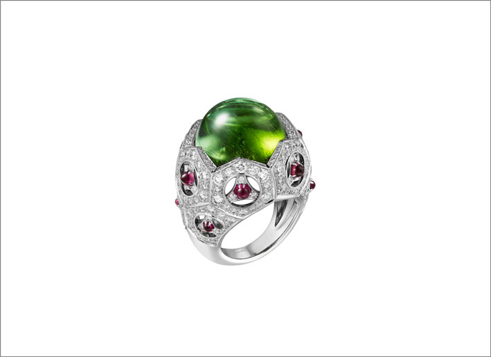 Yasifan, anello in oro bianco, con tormalina verde, rubini e diamanti