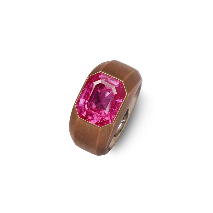 Anello con zaffiro birmano del peso di oltre 8,7 carati incastonato in bronzo scolpito a mano e con una fascia interna in oro bianco