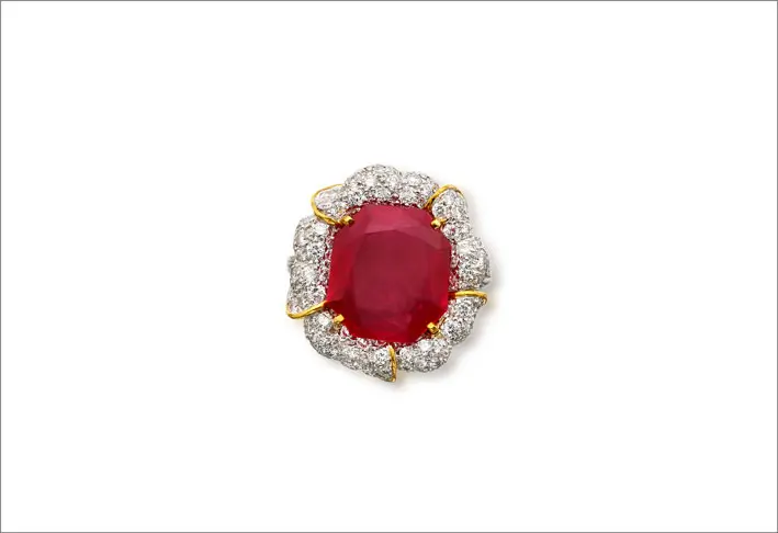 Anello con rubino birmano da 8,80 carati e diamanti