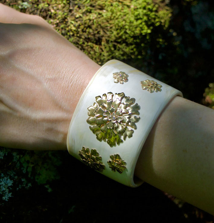 Bracciale con oro e diamante ispirato ai licheni che crescono sulla corteccia e sulla pietra