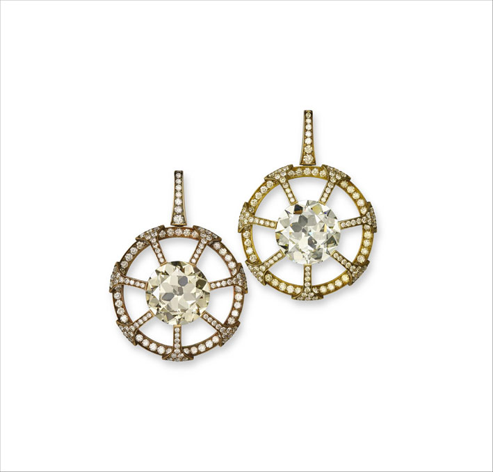Hemmerle, die Grenze des hohen Schmucks 5 Orecchini con due diamanti taglio antico, ciascuno di oltre 13 carati, in due diverse tonalità, incastonati rispettivamente in bronzo e ottone con pavé di diamanti in tinta e oro bianco sul retro