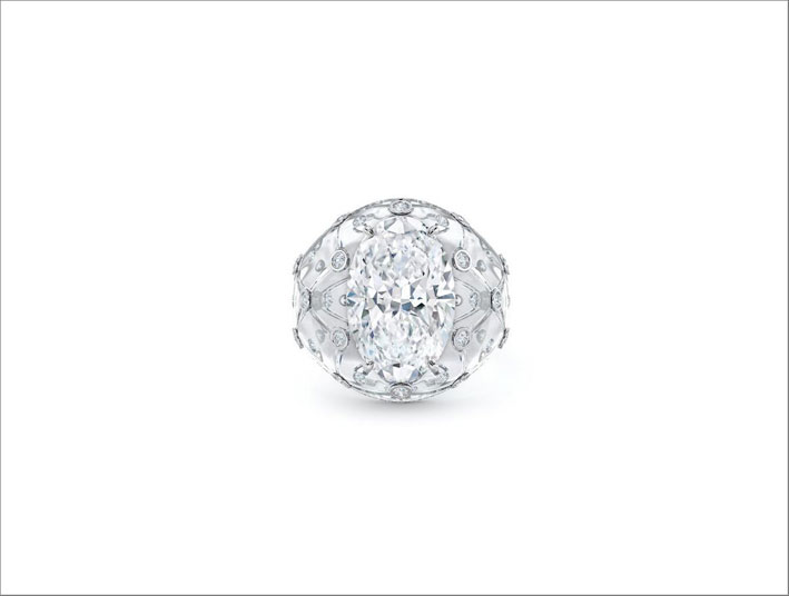Anello della linea Frozen Capture con diamante di 8,24 carati al centro, incastonato in cristallo di rocca