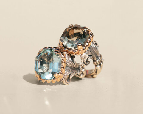 Collezione Torsade, anelli Acanto con pietre naturali dal taglio ottagonale, ossidiana in basso e prasiolite in alto. I castoni, lavorati con motivi a torciglione sono forgiati in oro rosa nove carati, mentre le basi degli anelli sono sbalzate con motivi a foglia di acanto in argento