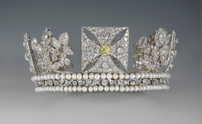 Il Diamond Diadem. È incastonato con 1.333 diamanti taglio brillante e 169 perle. Il diadema è stato originariamente creato per l'incoronazione di Giorgio IV nel 1821