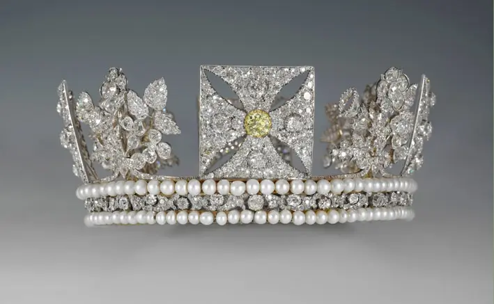 Il Diamond Diadem. È incastonato con 1.333 diamanti taglio brillante e 169 perle. Il diadema è stato originariamente creato per l'incoronazione di Giorgio IV nel 1821