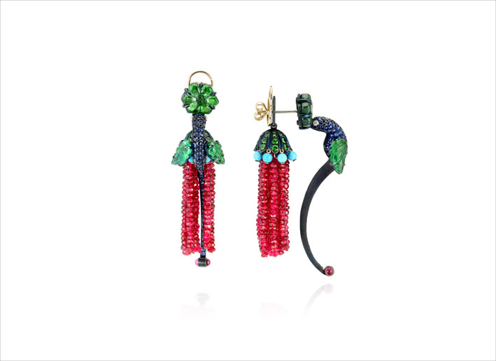 Orecchini Humming Bird con smeraldi, tsavorite, granati, spinello rosso, turchese, oro rodiato nero