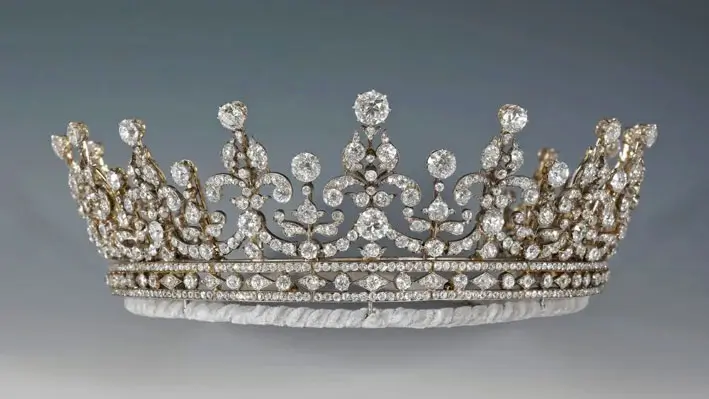 La tiara The Girls of Great Britain and Ireland. La regina fece riattaccare la parte superiore e la fascia nel 1969 e da allora la tiara è diventata uno dei suoi gioielli più riconoscibili