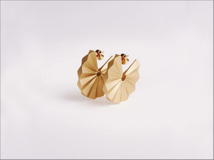 Orecchini mini della collezione Mambo in alluminio e oro 18 carati