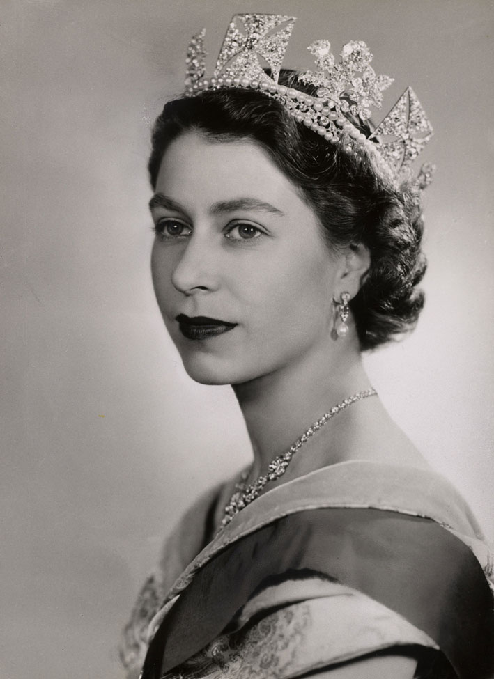 La regina Elisabetta II indossa il Diamond Diadem e la collana Nizam of Hyderabad 