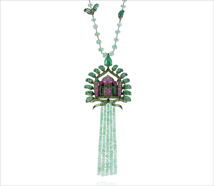 La collana dedicata al Taj Mahal con uno smeraldi intagliati per  175 carati, cristallo di rocca, zaffiri