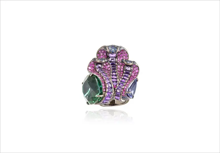 Anello ispirato al serpente cobra, simbolo di saggezza e guarigione. Mix di pietre preziose colorate per 175 carati: tormalina verde, tanzanite, zaffiri, rubini, ametista