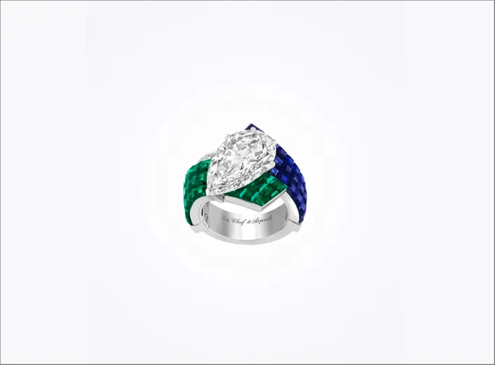 Anello con diamante taglio pera, smeraldi e zaffiri incastonati con la tecnica mystery setting