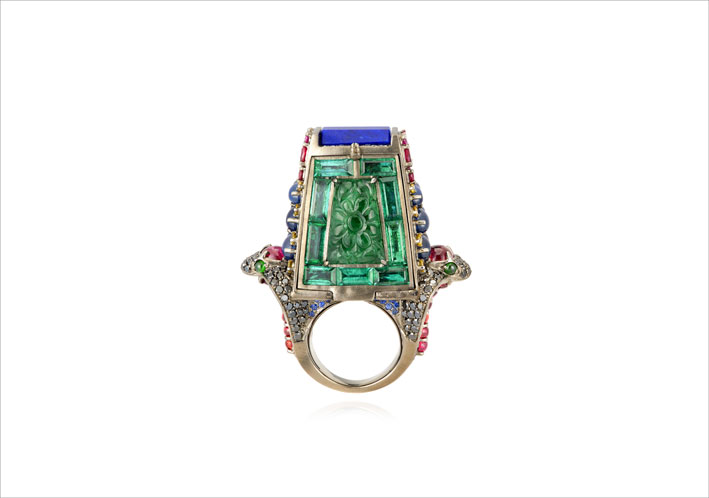 Anello dedicato al tempio  Madurai Gapuram, con smeraldo intagliato