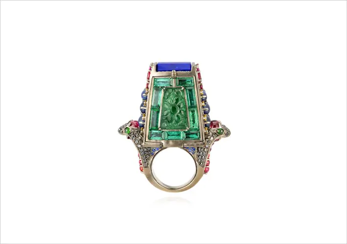 Anello dedicato al tempio  Madurai Gapuram, con smeraldo intagliato
