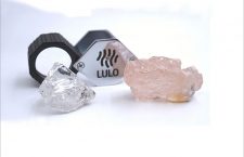 The Lulo Rose vicino a un diamante incolore di 80 carati