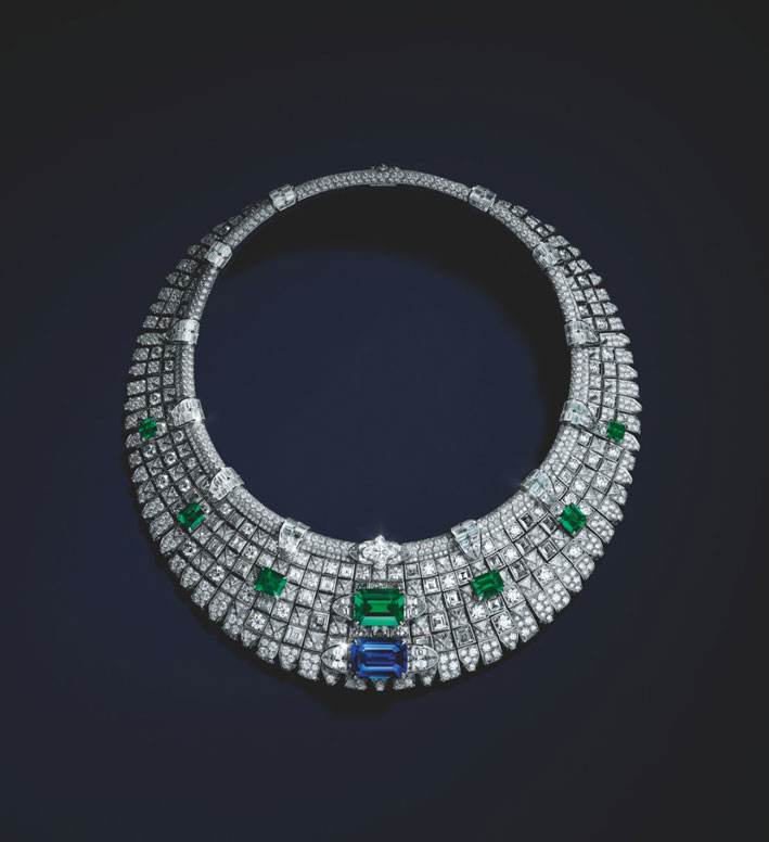 Collana con diamanti, smeraldi e zaffiro, a cui si aggiunge un diamante D VVS1 da 2,60 carati nel taglio Monogram Flower