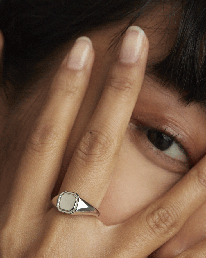 Anello con sigillo di PdPaola indossato sul dito anulare, grazie alle dimensioni non eccessive