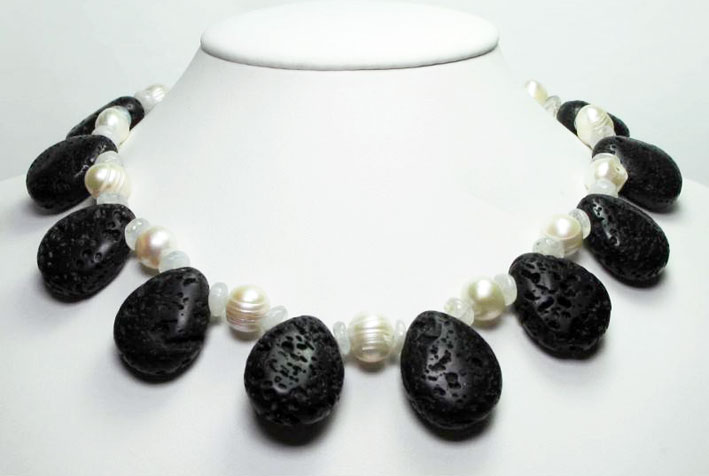 Collana di petali di pietra lavica con perle di fiume e pietra di luna