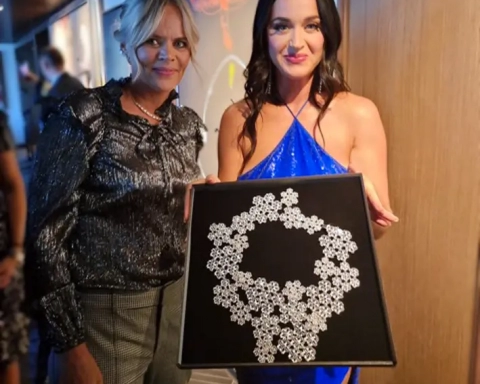 Katy Perry (a destra) con la collana Drifa in argento, diamanti e zaffiri assieme a Guðbjörg Kristín