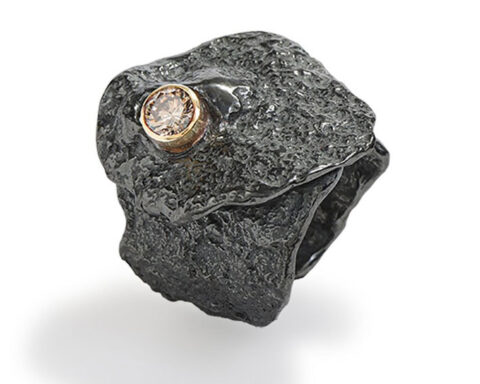 Anello ispirato alla divinità etrusca della luce