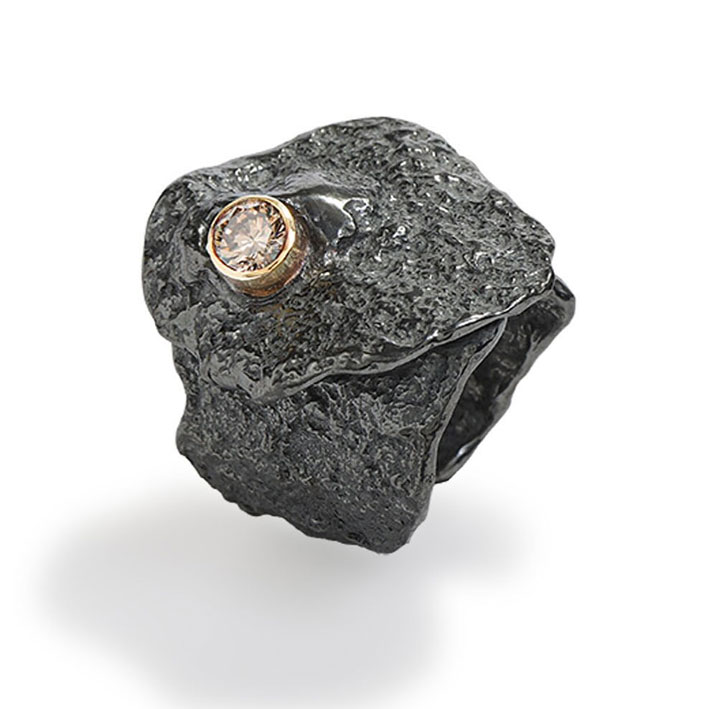 Anello ispirato alla divinità etrusca della luce